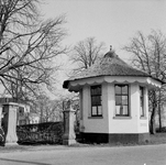 843185 Afbeelding van de theekoepel bij het toegangshek van het landhuis Leeuwenburg (Zandpad 24) te Maarssen.N.B. De ...